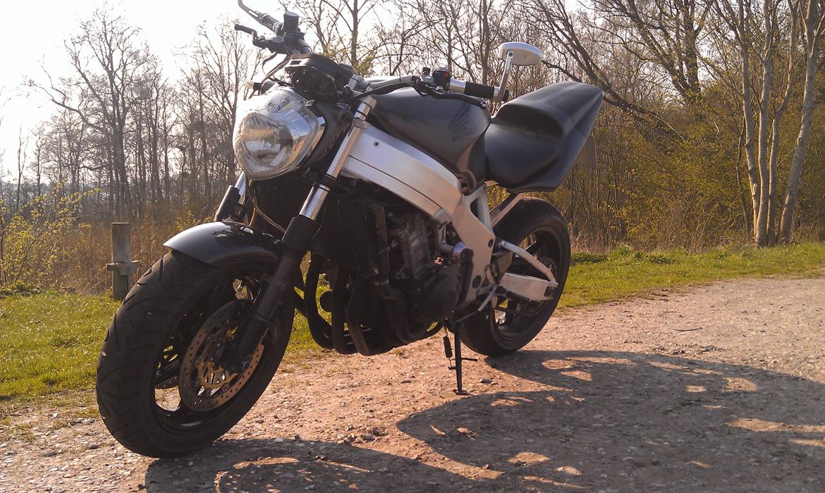 Honda CBR 900 Street Fighter - Jeg er vildt overrasket hvor let den er at kaste rundt. Den føles næsten som min motard. ej, ok ... ikke helt billede 4