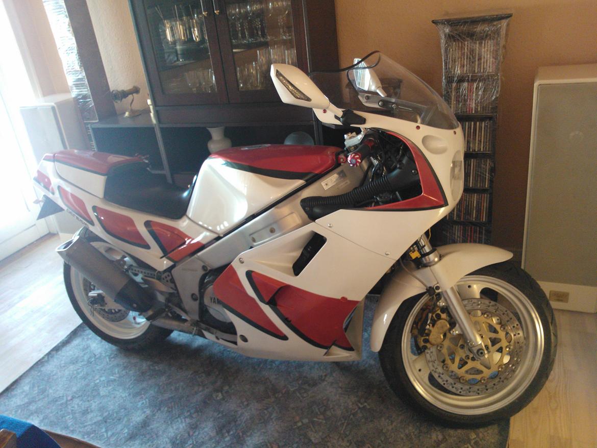 Yamaha FZR 1000 - Godt opstaldet i stuen billede 17