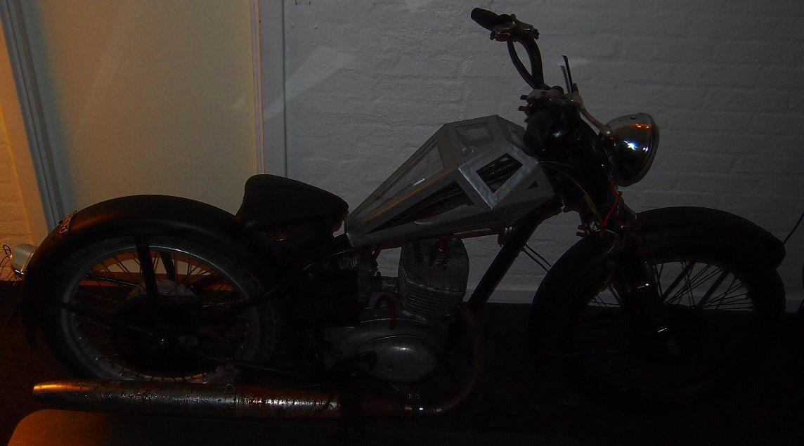 DKW rt 125/2E (150) - overvejer at fabrikere en kistetank. og mon der ikke også skulle plastikpaddes et kranie der kommer ud af fronten. prototypen er lavet i hård plast og gaffa! billede 3