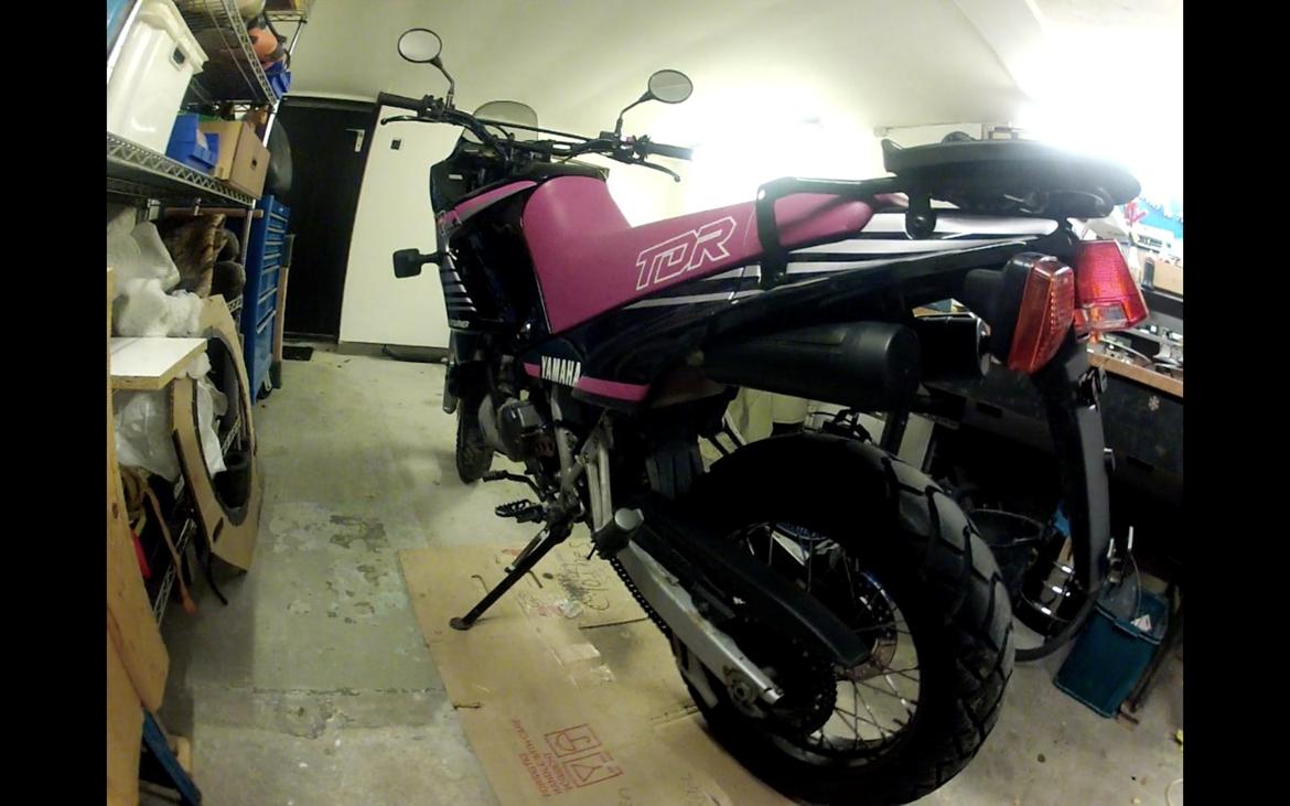 Yamaha TDR 125 [solgt] - Fantastisk lyserødt sæde samt smart værktøjs holder. Skaber symmetri med udstødningen billede 7