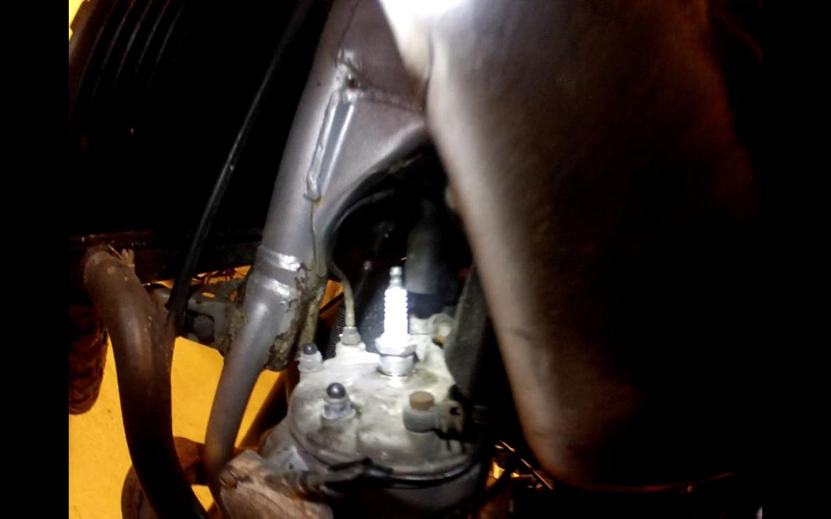 Yamaha TDR 125 [solgt] - Nemt tilgængeligt tændrør, var strammet lige lovlig meget, men det havde ikke taget skade. billede 10