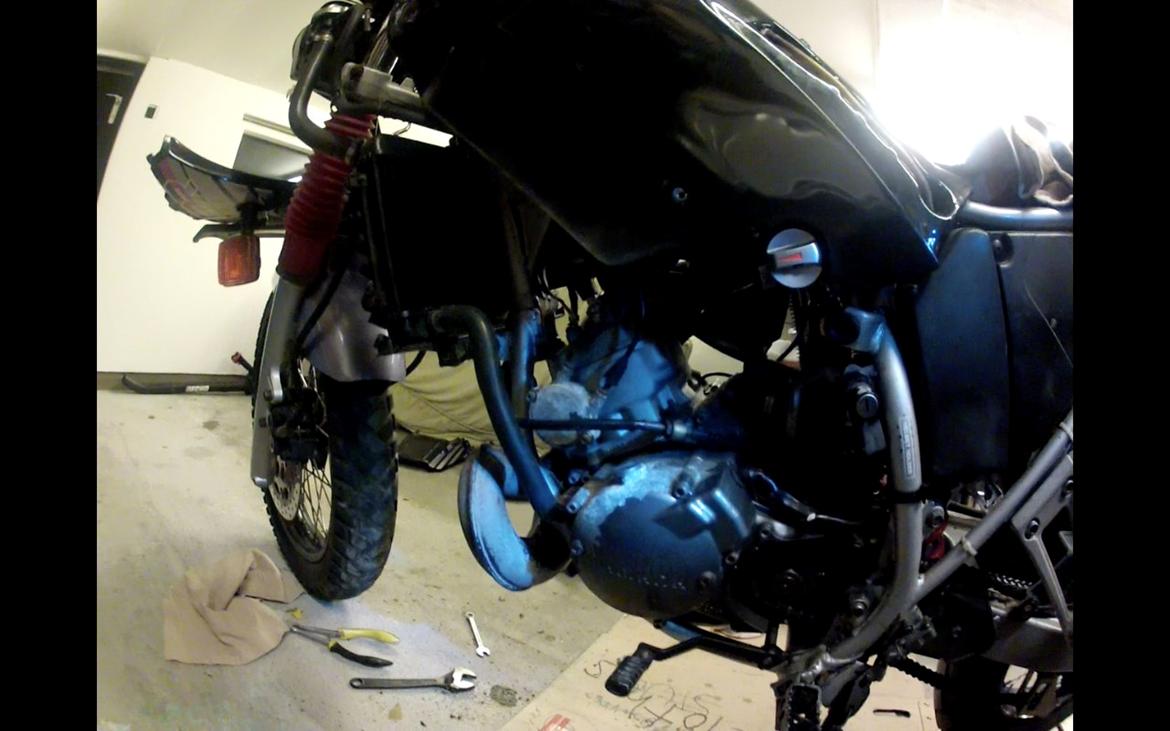 Yamaha TDR 125 [solgt] - Sæde og skjolde kom af. Luftfiltret så nyrenset ud. Det opdages flere og flere områder med rust der skal slibes ned og klatmales  billede 12