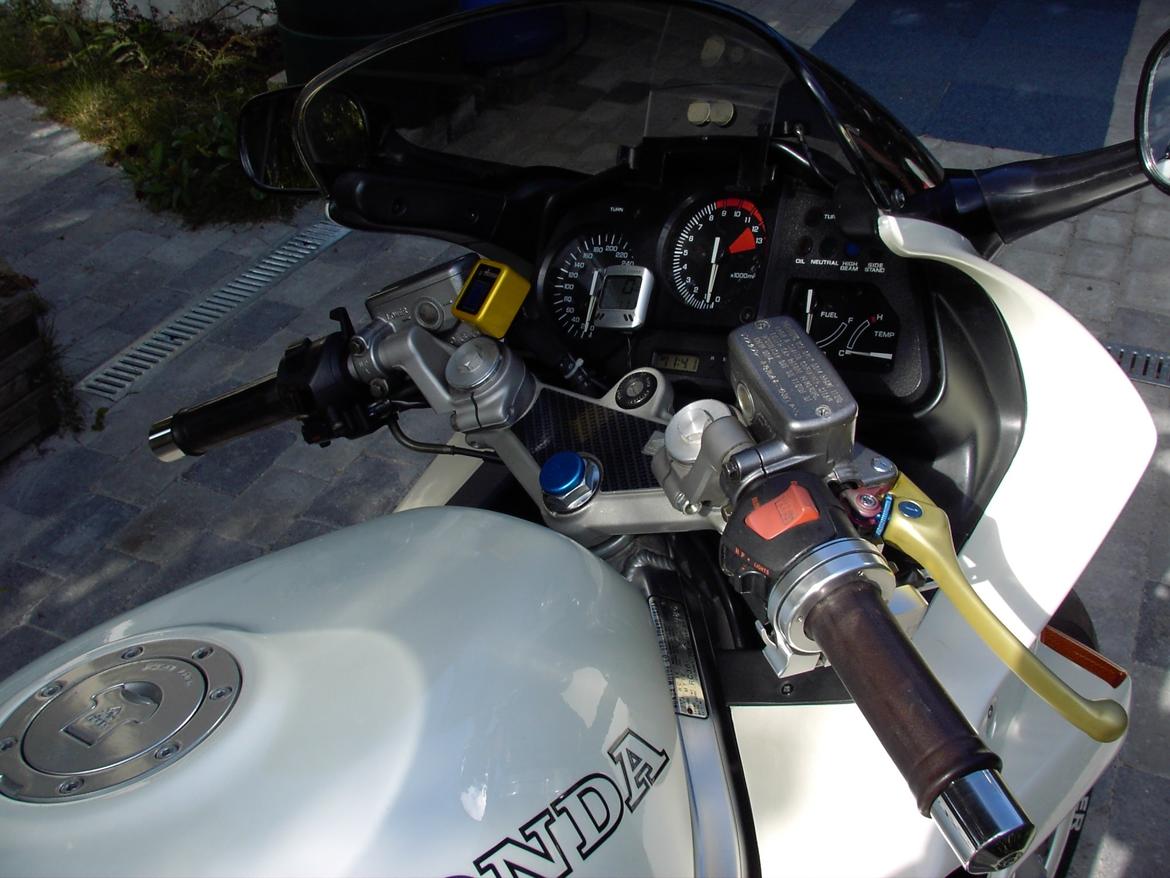 Honda RC36 - Speed pilot, GPS holder af plexi og andre små detaljer billede 3