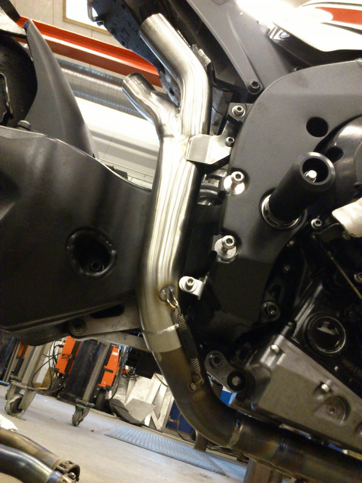 Yamaha YZF R1 >baneged< - Titanium akrapovic forrør fra FZ1 tilpasset over i et afkortet mellemrør fra danmoto billede 5