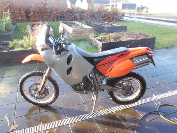KTM 640 LC4-E Adventure Solgt - Vandslangen har forlængst givet op - højtryktsrenser er vejen frem :o) billede 1