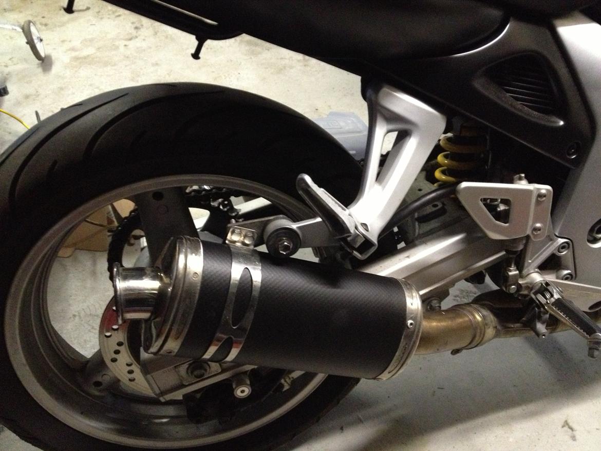 Suzuki SV 650S SOLGT - Afkortet potte, den mangler lige at blive nittet ;) billede 4