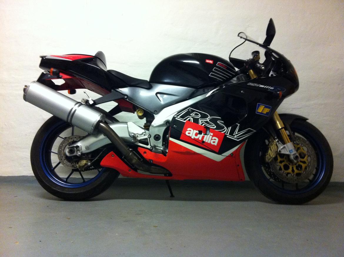 Aprilia RSV R Mille - Så kom der et nyt ende rør på. Det gamle vejede 6,6 Kg. Det "nye" ca 3. Så er den nede på 185 kg tør vægt ;-) billede 25