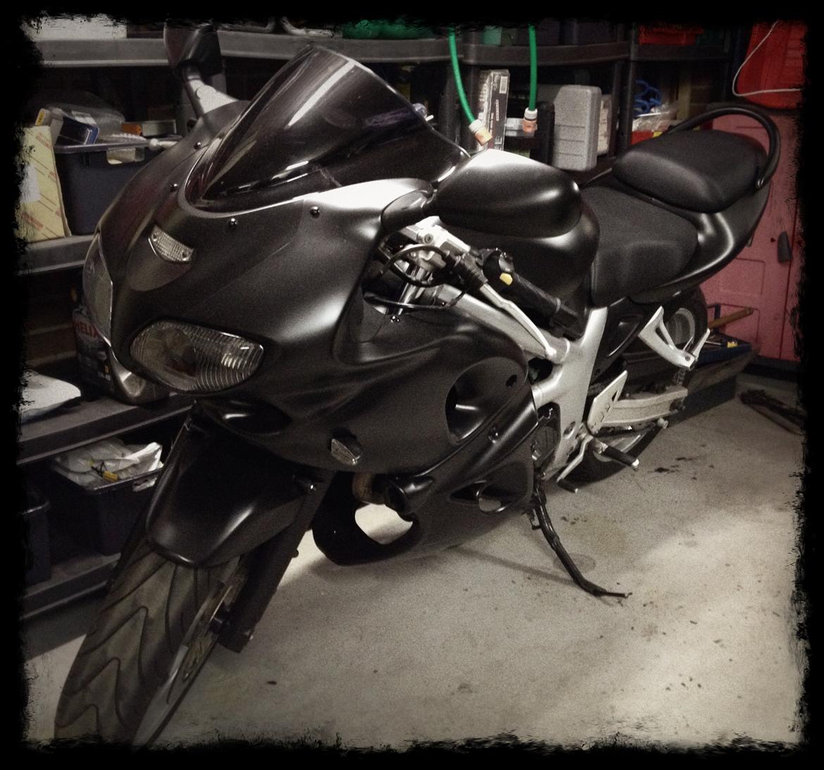 Suzuki SV 650S SOLGT - Så er SVinet samlet færdigt, og vil meget gerne ud af garagen snart... billede 1