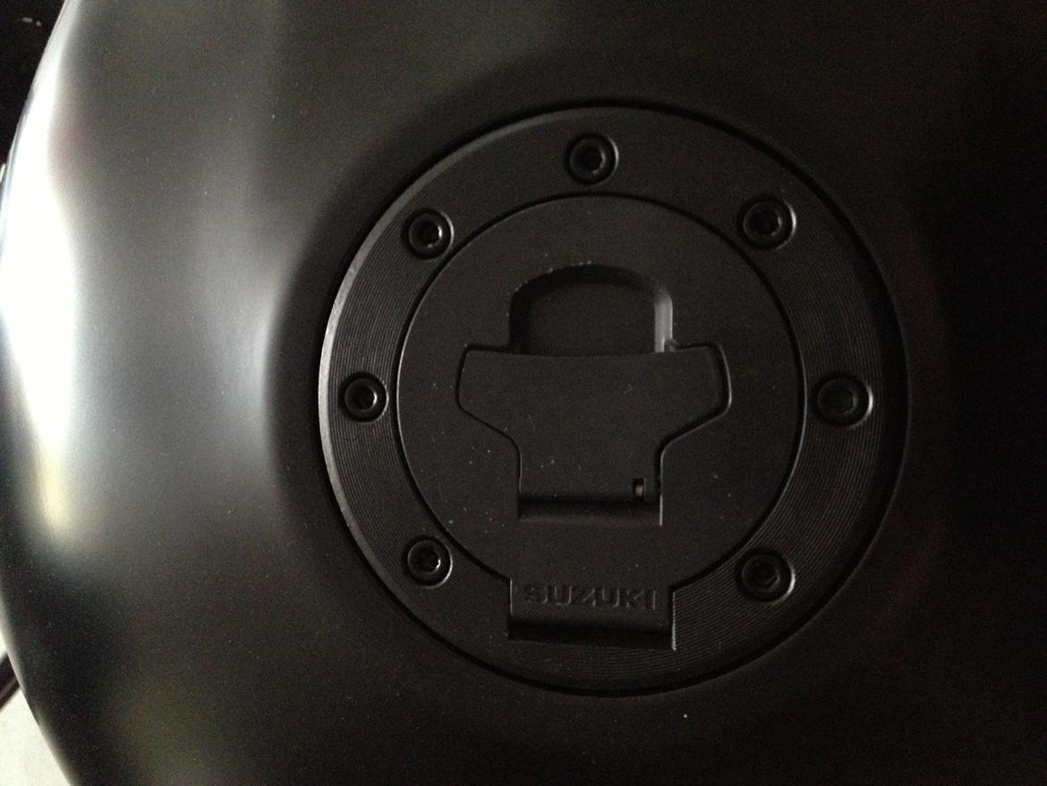 Suzuki SV 650S SOLGT - Aluring på tankdæksel malet sort, og monteret med sorte bolte fra Pro-Bolt billede 3