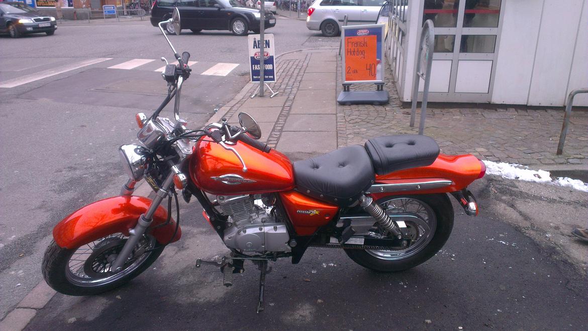 Suzuki GZ 125 Marauder - Bemærk det matchende skilt ved pølsevognen. billede 2