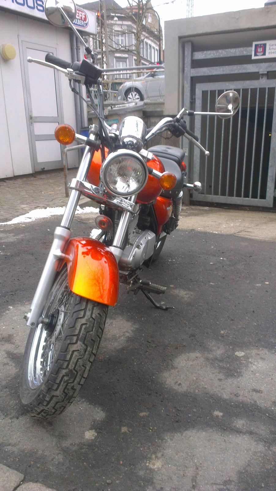 Suzuki GZ 125 Marauder - Hvem har brug for dobbelt skivebremse og USD-gaffel?!? billede 3