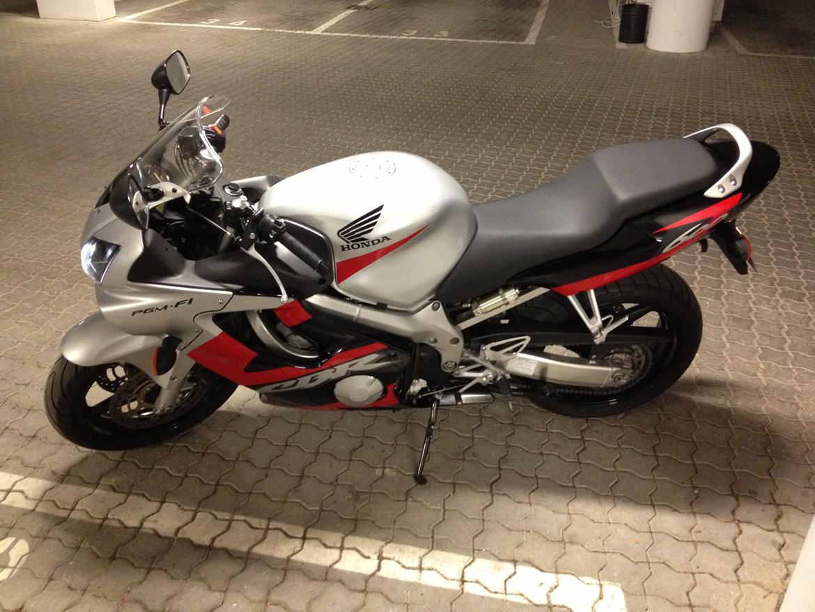 Honda CBR 600 F4i - Tog lige et smut forbi kælderen, hvor MC'en holder parkeret og smed batteriet på! Den startede fint :-) billede 6