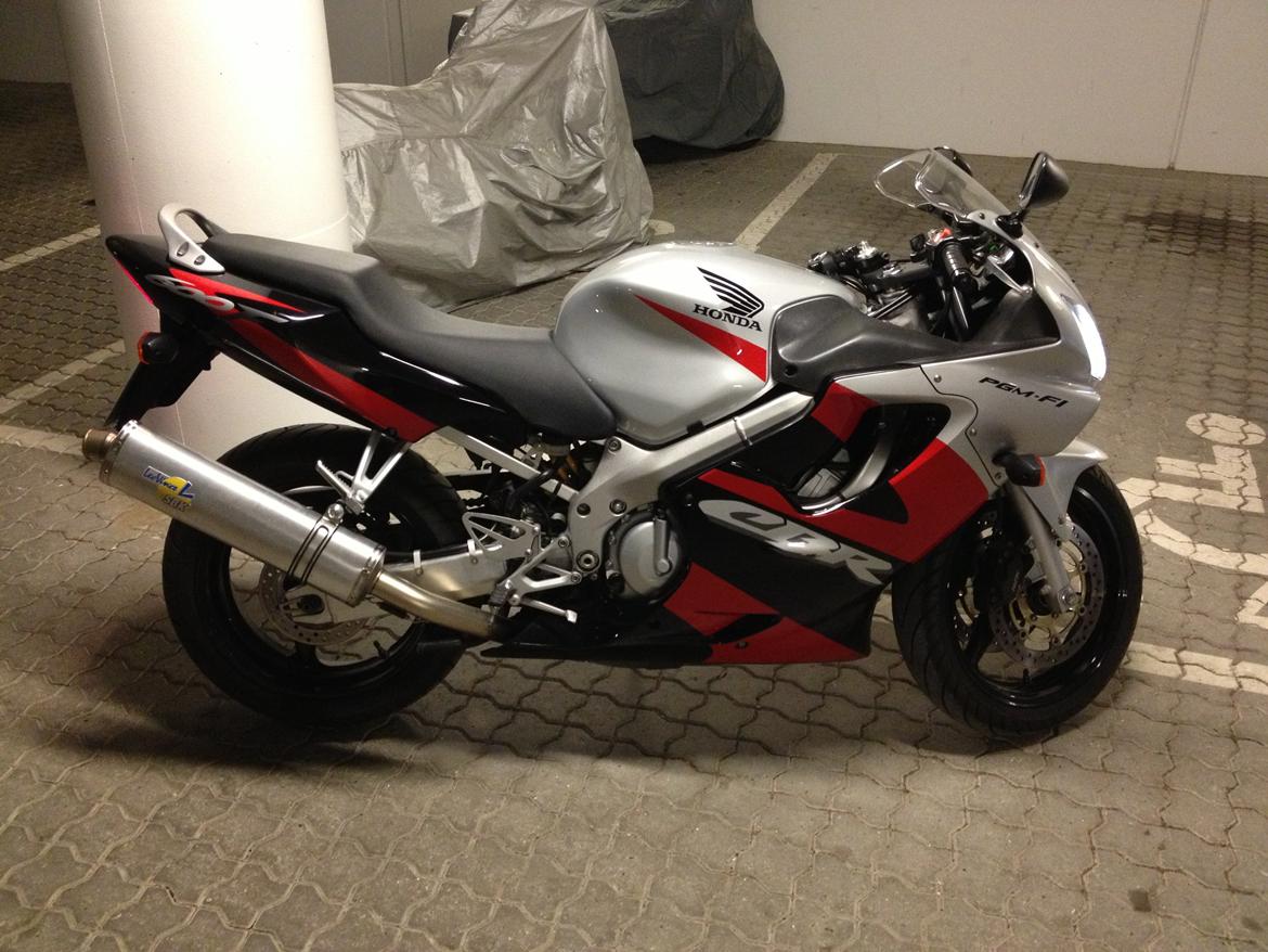 Honda CBR 600 F4i - Tog lige et smut forbi kælderen, hvor MC'en holder parkeret og smed batteriet på! Den startede fint :-) billede 7