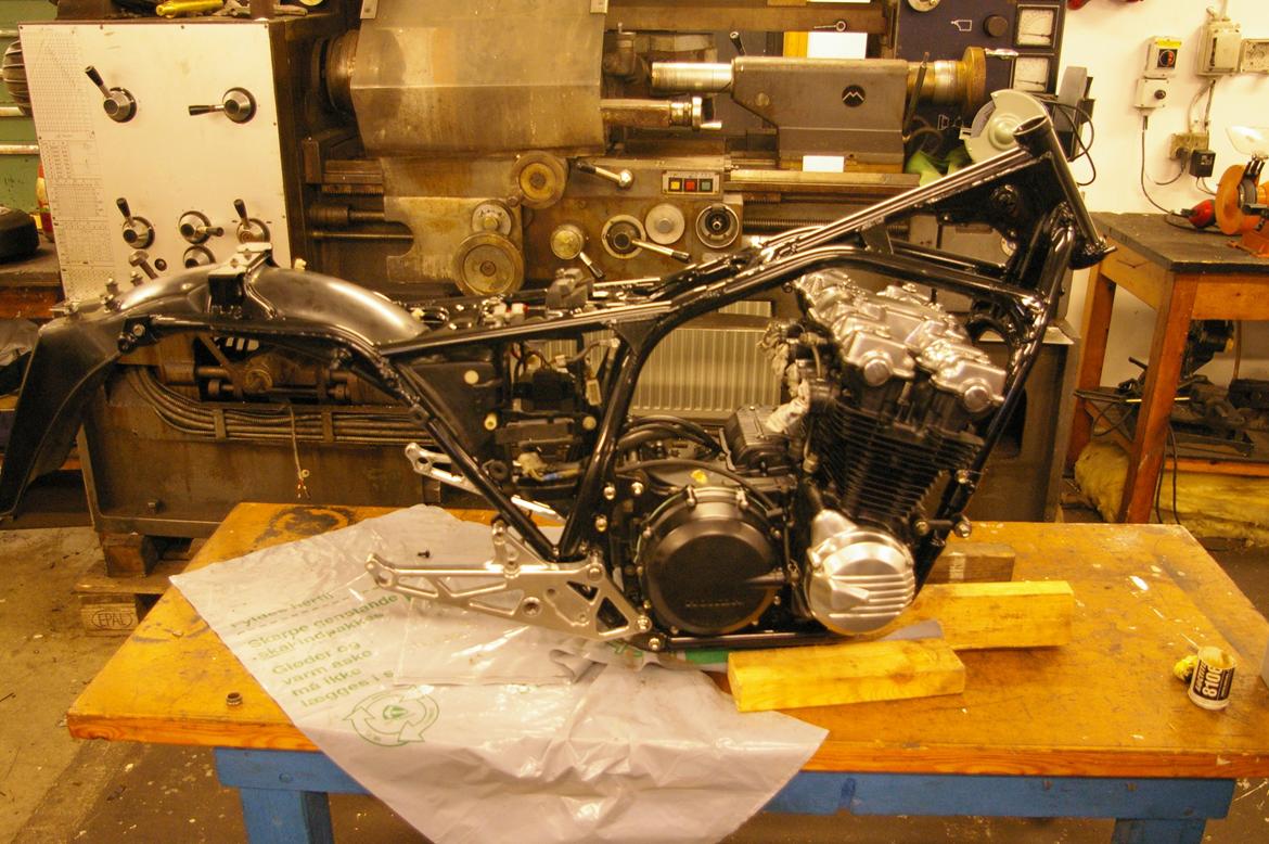 Honda CB1100F Super Bol D'or - Det er lettere at sætte stellet på motoren, end motoren i stellet ;) billede 4