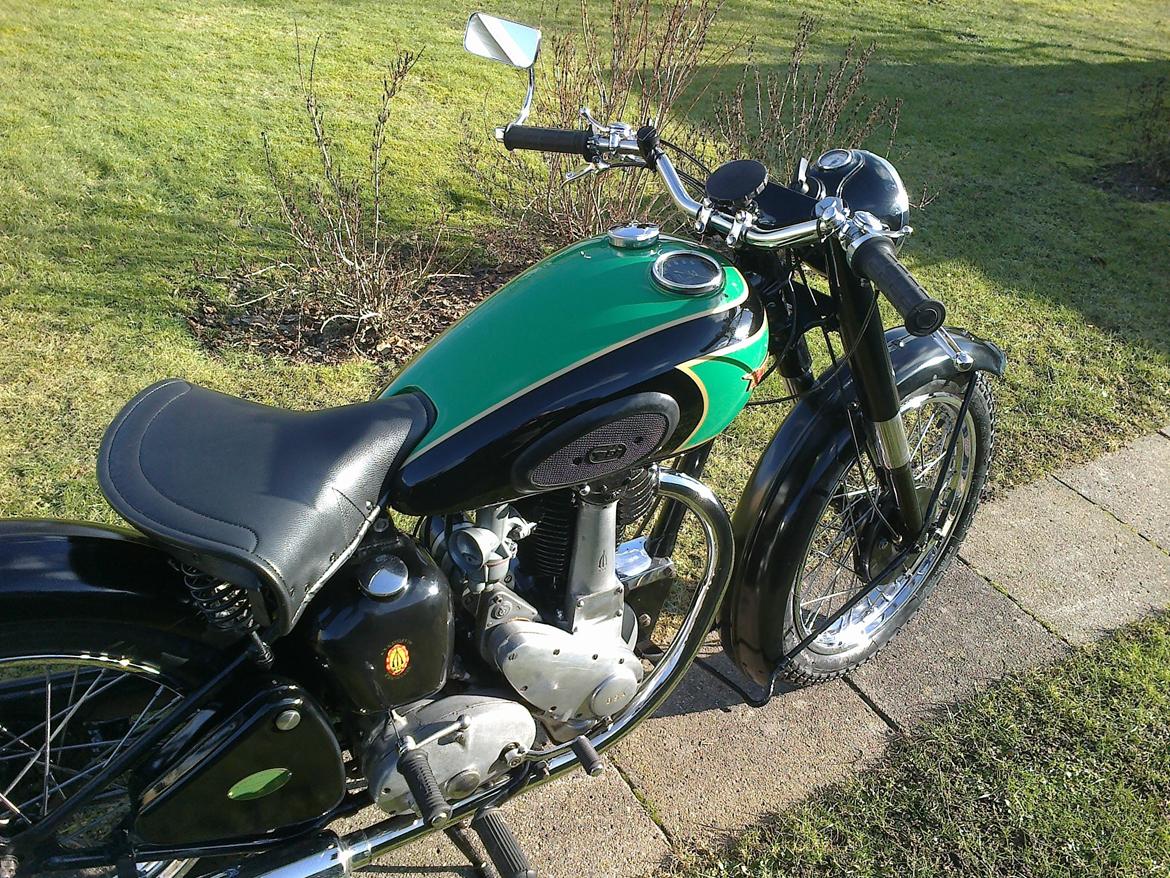 BSA B31 Rigid - Jeg syntes selv at maleren har ramt den helt rigtige farvekombination til tanken! billede 18