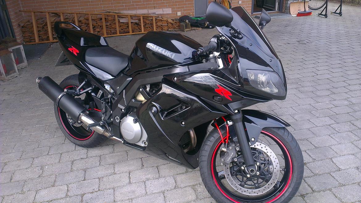 Suzuki SV 996 R (SV 1000S)"Limited Edition" (SOLGT) - 
Så er SVinet, blevet opgraderet og klar til en ny sæson. Meget mere sort og lidt mere rød. :) billede 1