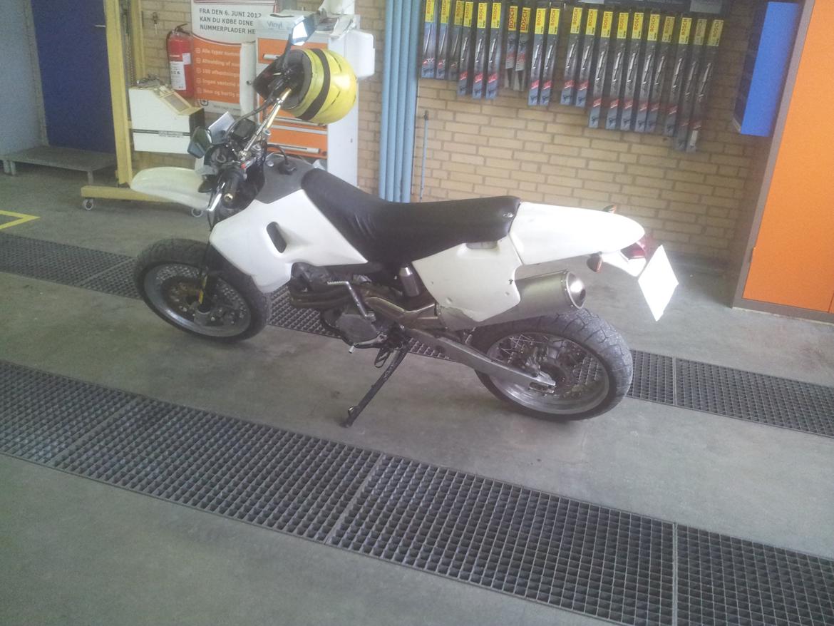 Husqvarna TE610 - Hun står i synshalen og gennemgår told- og normalsyn. billede 2