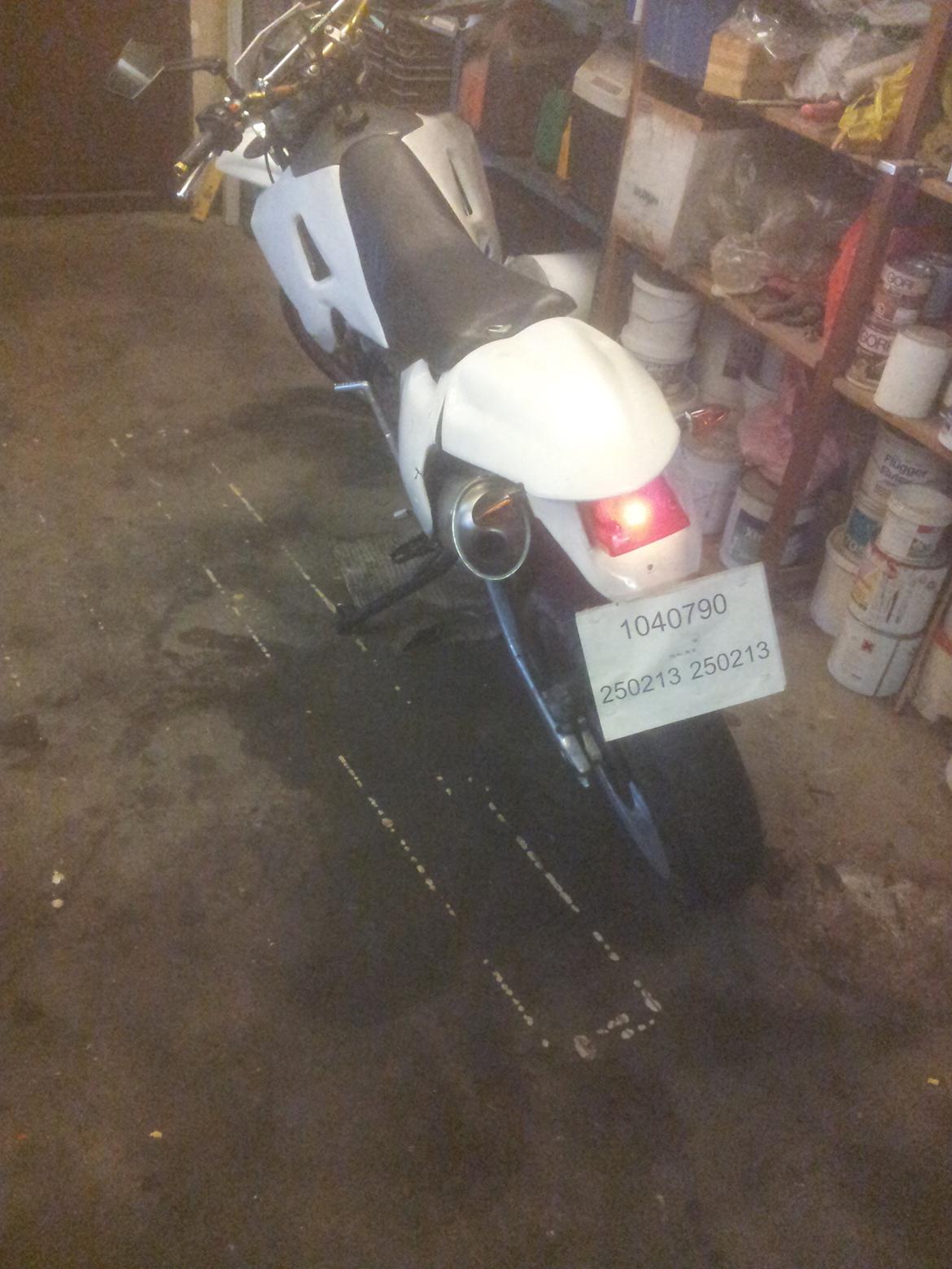 Husqvarna TE610 - Hjemmelavet positionslys af et boremaskinebatteri og lidt lodetin... Skide regler billede 3