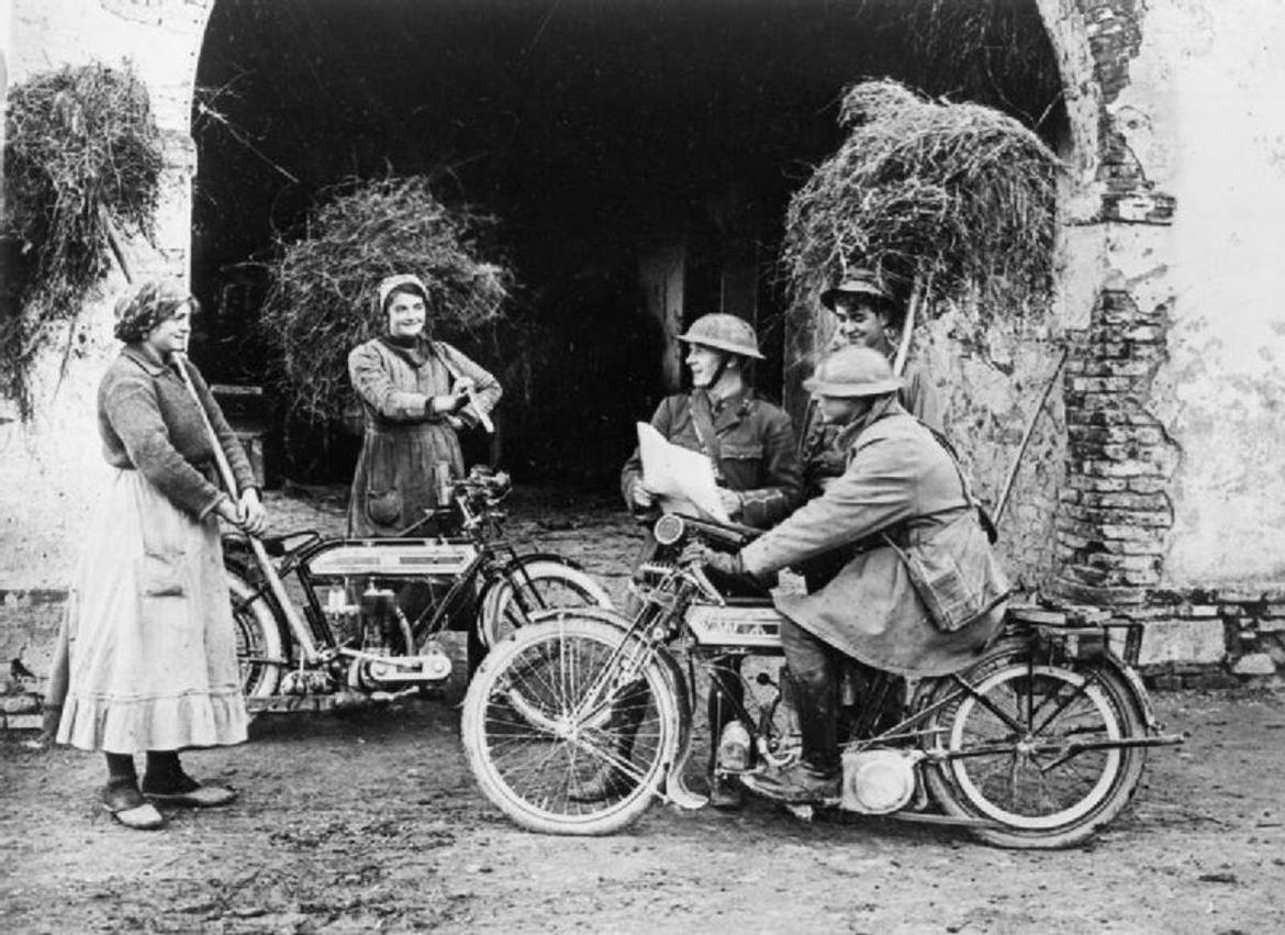 Triumph 4 hk Roadster - år - Et af de sjældne idylliske fotos fra 1  verdenskrig  -  2 Triumph motorcykelordonnanser  i selskab med bondepiger i Frankrig ca. 1916 billede 23