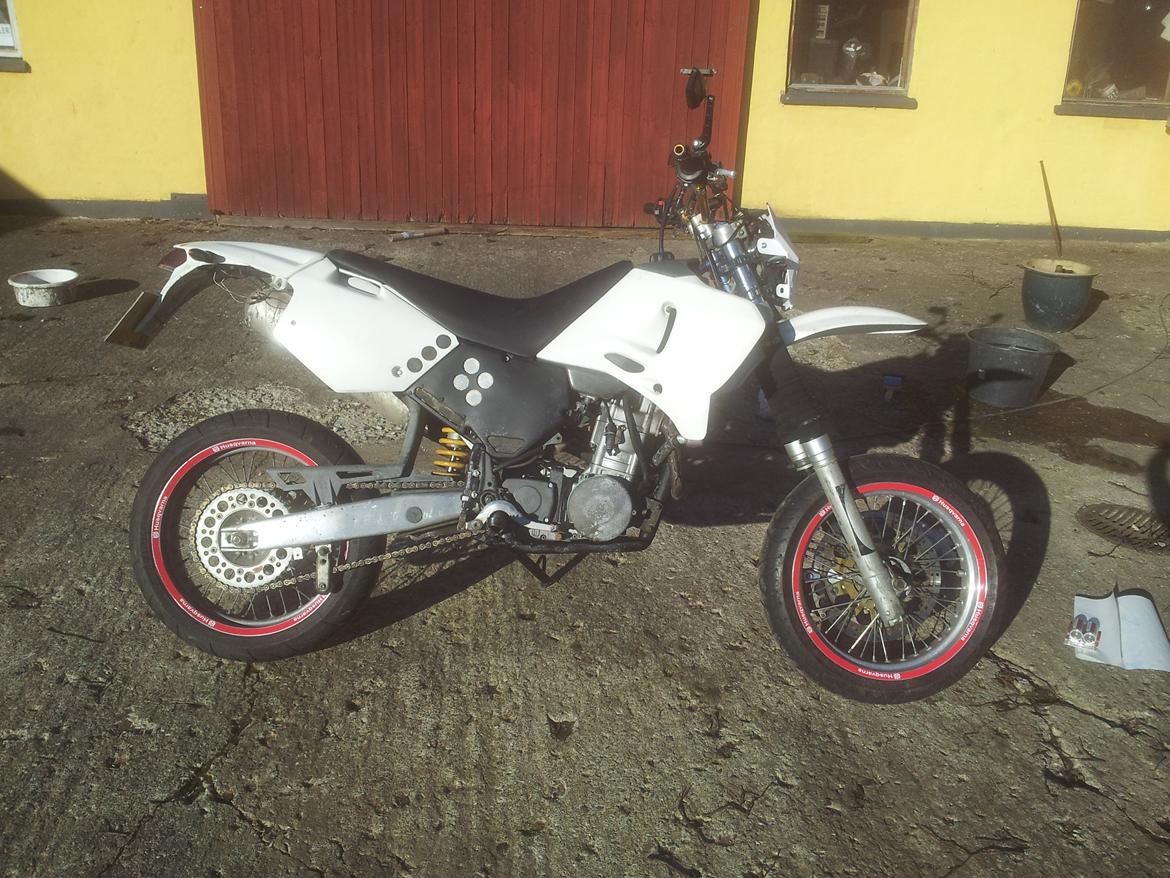 Husqvarna TE610 - Nymonterede rimstripes i rød med Husqvarna skrift. billede 1