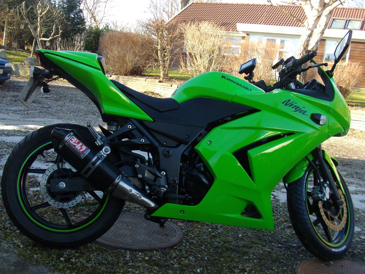 Kawasaki Ninja 250r - Den grønne farve når den er bedst! :)  Fuldt yoshumura udstødning i carbon, og UNI-Dual-luftfilter. billede 1