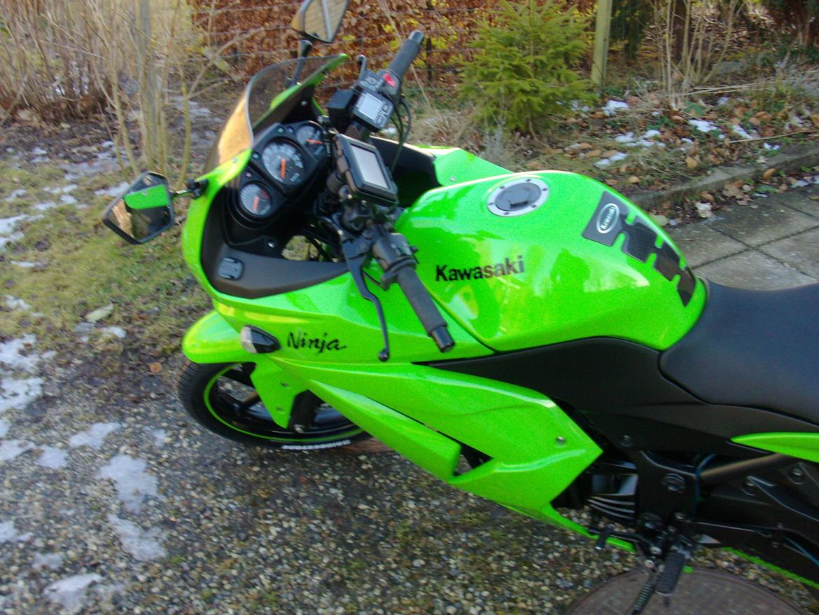 Kawasaki Ninja 250r - Vinter over har den fået udskiftet MANGE skruer (40+) men stadig originale fra kawasaki. Giver den lige det nye look! :) billede 14