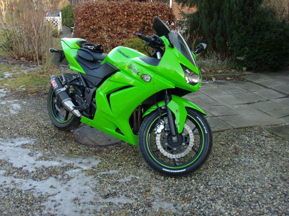 Kawasaki Ninja 250r - Helt nyt fordæk (første selv-af-/monteret dæk! :D). BT45 bagdæk kommer når det gamle lige har kørt en tusinde mere..  Fordækket har jeg markeret op med en hvid dæk tush købt på ebay til 1,5$ billede 5