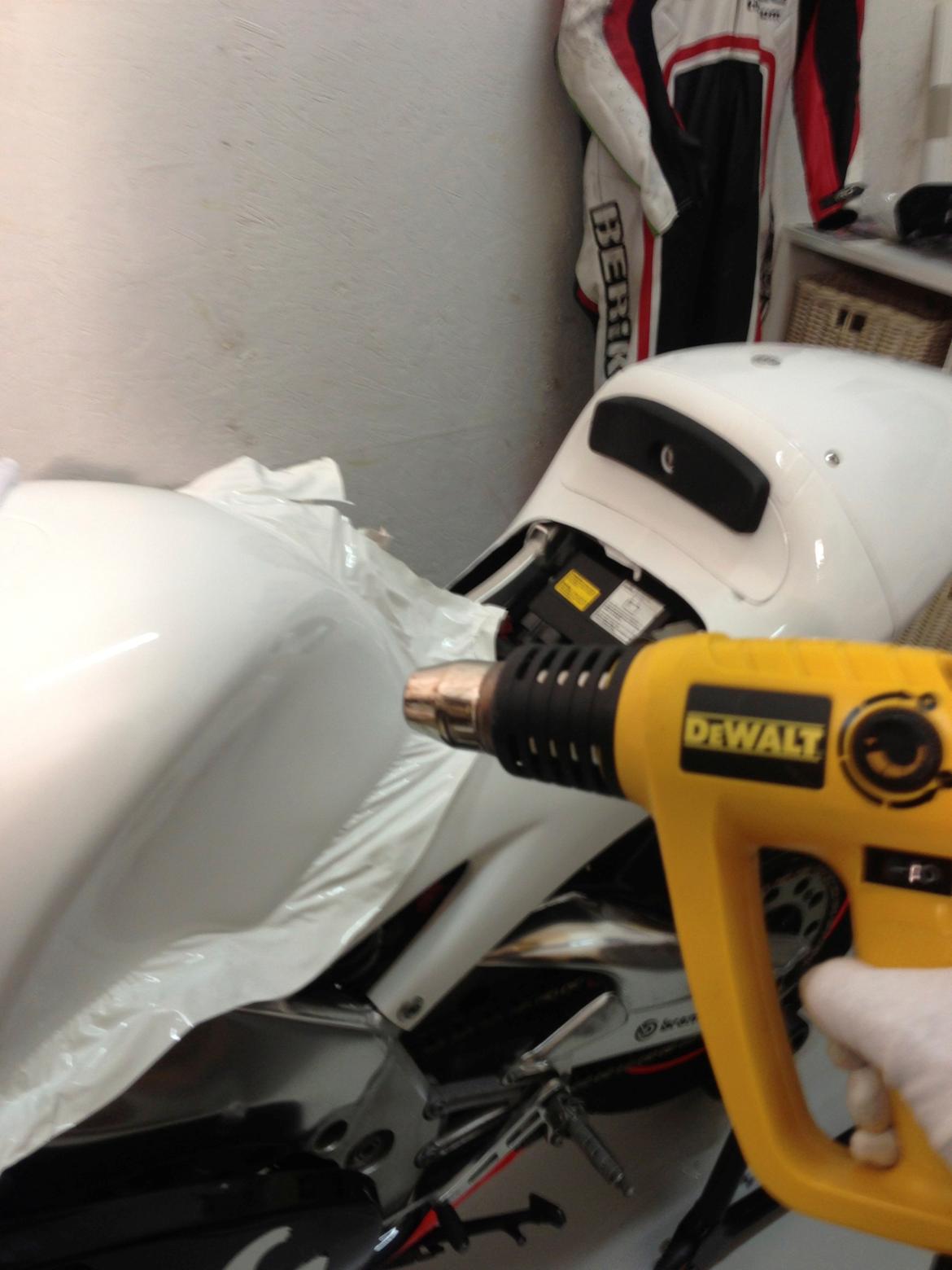 Aprilia RS 250 - Midt i wrap processen... Tanken er ikke det letteste at foliere på en MC ;-) billede 13