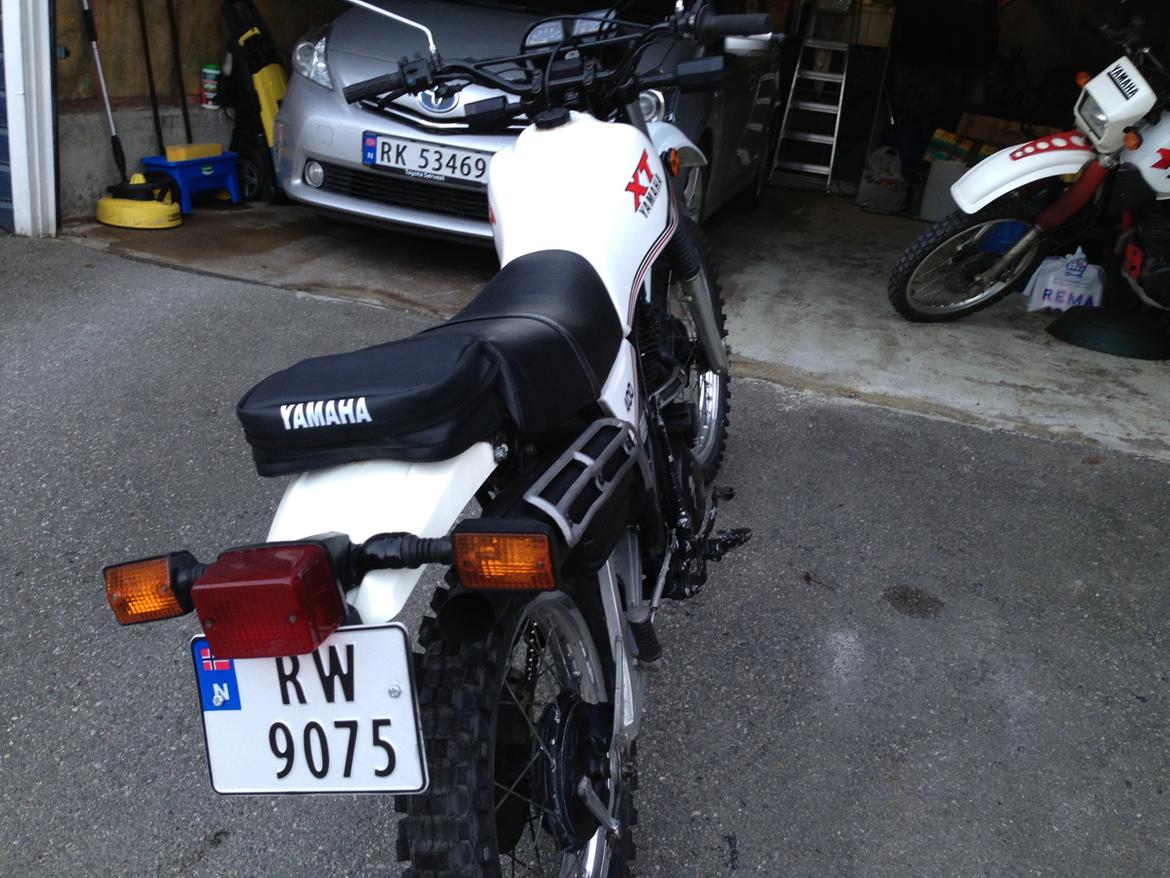 Yamaha XT 400, 5Y6 - Sett bakfra, med den nye nummerplaten montert billede 3