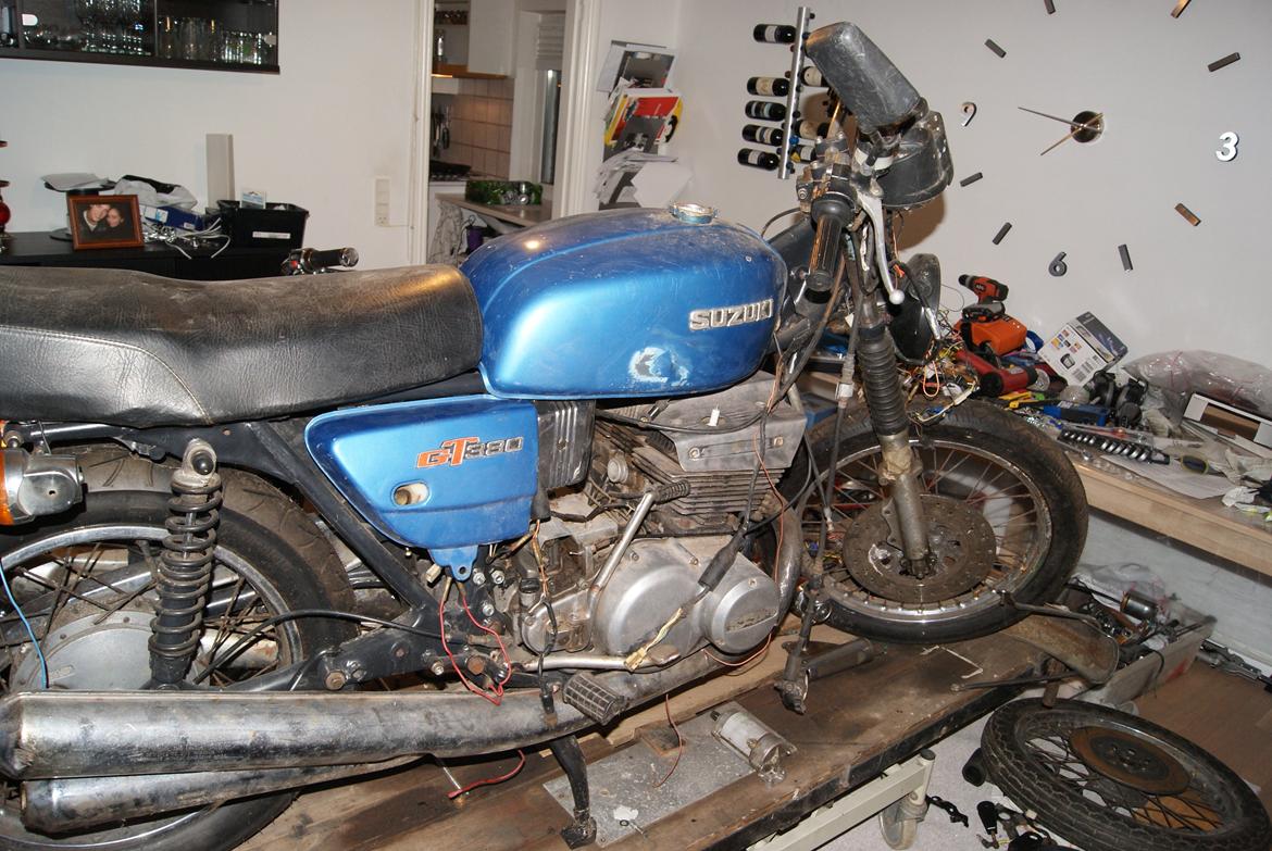 Suzuki GT 550 - under samling billede 7