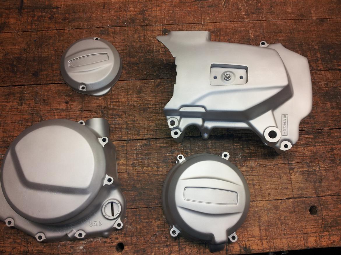 Kawasaki Z 750 GP - Så blev motordækslerne glasblæst, slebet for hakker og støbegrater, og blæst igen. billede 16