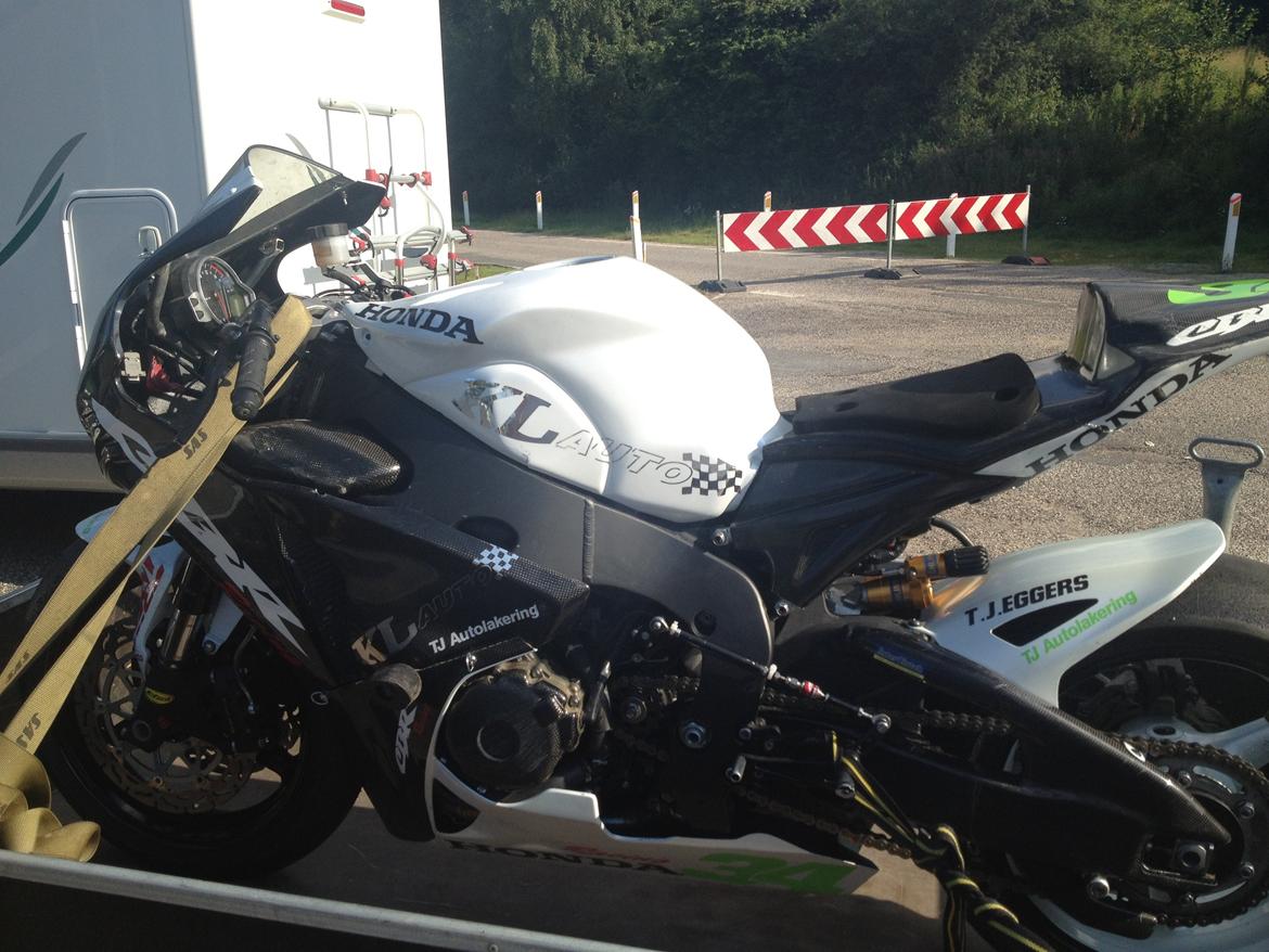 Honda Cbr 1000rr - på vej hjem fra det mørke billede 2