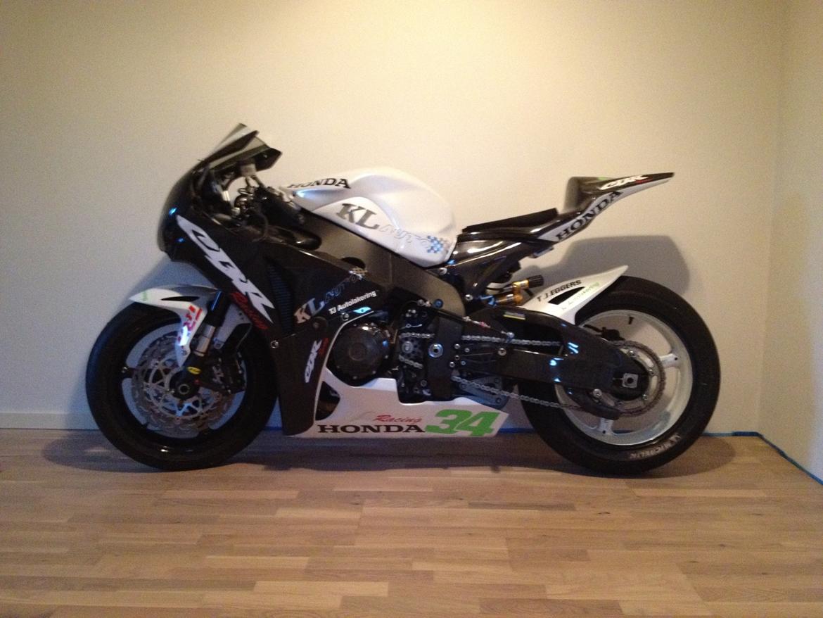 Honda Cbr 1000rr - hjemme i et varmt soveværelse billede 5
