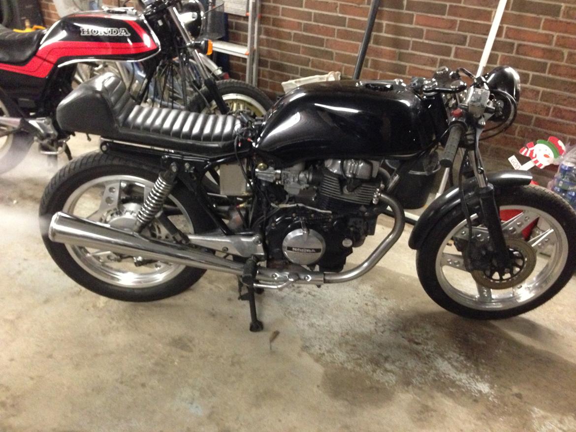 Honda CB 400 N - Som cyklen ser ud dd, 12/03/13, med det gamle lædersæde. Lige fået lavet batterikasse og rustfri sædebund. billede 7