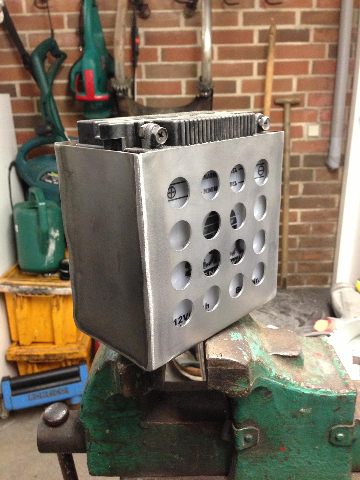 Honda CB 400 N - Batterikasse i rustfri, lavet i vintere 12/13. billede 4