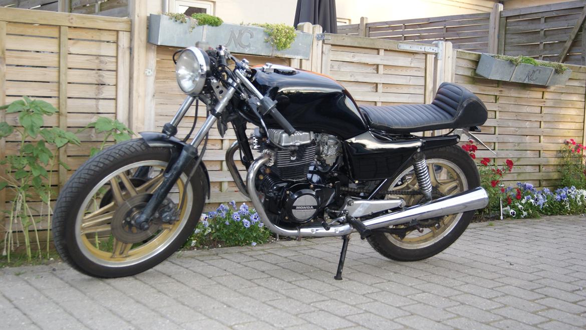 Honda CB 400 N - Sommeren 2012, med nyt lædersæde og Clip-on billede 1