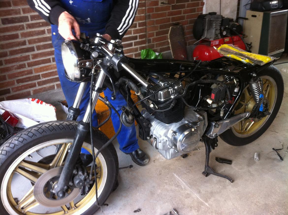 Honda CB 400 N - Forår 2012 efter at have motor skilt ad og stel malet. billede 2