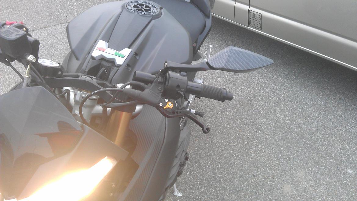 Benelli TNT 1130 - CARBON-spejle.
Rizoma-greb. billede 8