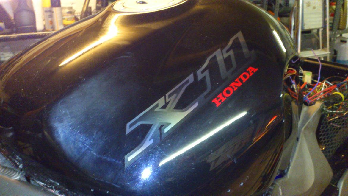 Honda X-11 Turbo - Tanken med logo og indbygget benzinpumpe (dog større fra en bil) billede 25