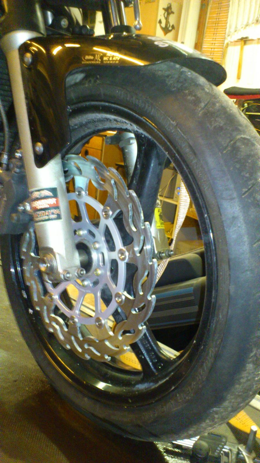 Honda X-11 Turbo - En ny lækker bremseskive af god kvalitet, det skal være iorden når man fjerner den ene skive og kaliber for at sparre vægt! billede 26