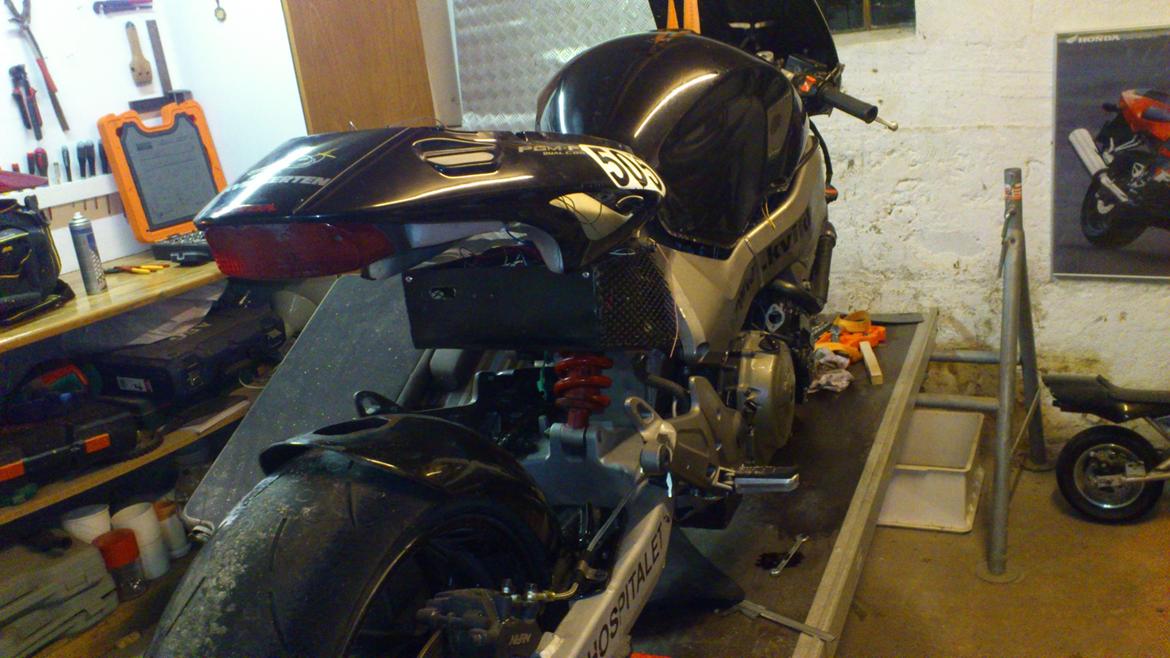 Honda X-11 Turbo - cyklen med tank og original bagplast billede 31