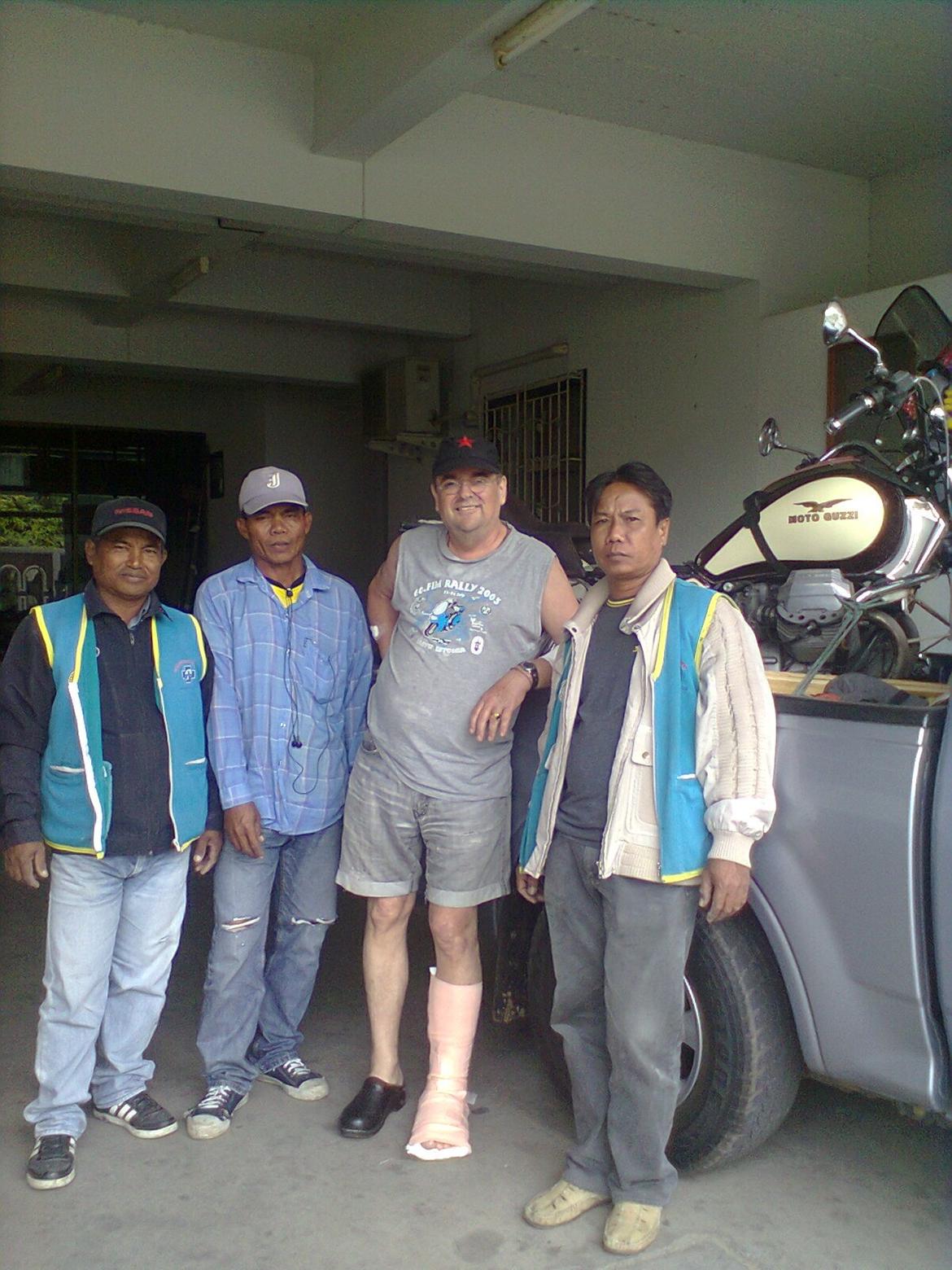 Moto Guzzi california 3 - Glemte styrlåsen. Væltede og brækkede storetåen. Men i Thailand er man i gode hænder billede 16