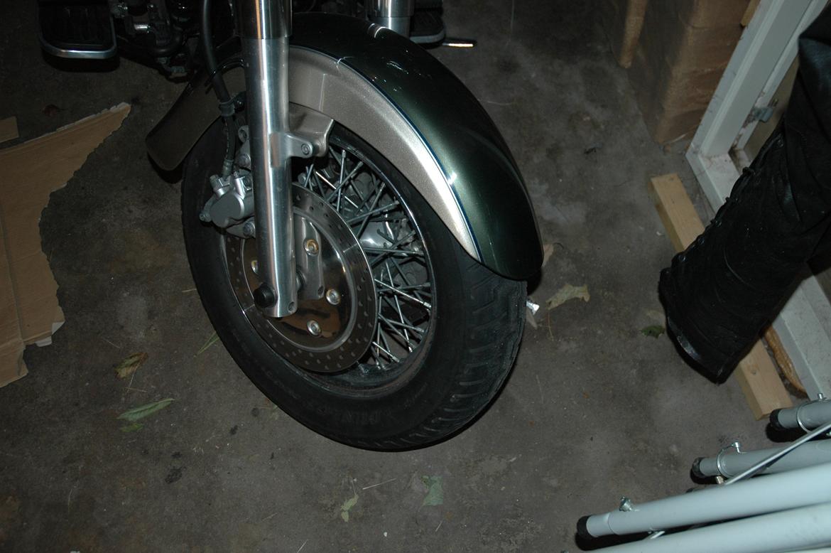 Yamaha xv 1600 Wild Star - dækkene var langt over sidste salgsdag, men dog ikke slidt, bare revnet..... billede 5