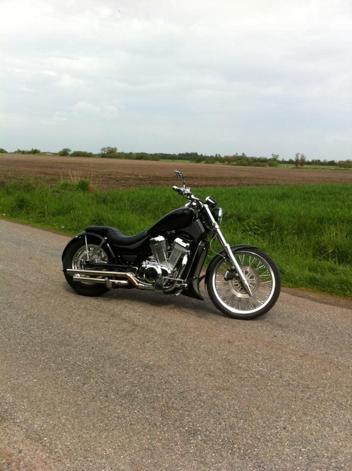 Suzuki Intruder VS800 billede 1