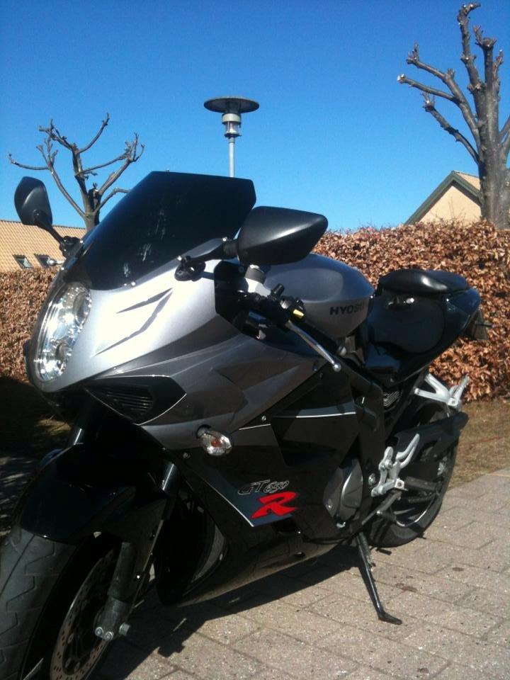 Hyosung GT 650 R EFI - Så blev der fjernet flamme stickers, og den blev pudset og plejet. billede 14