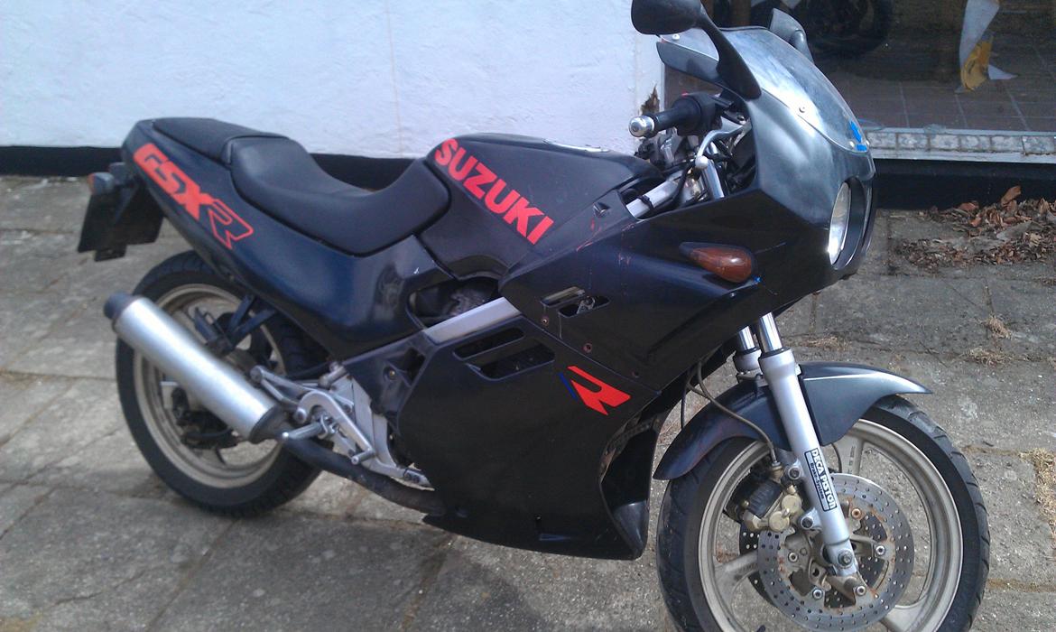 Suzuki GSX R - Så skal der laves kåbe og findes skruer og andre små dele. små frem skridt. billede 6