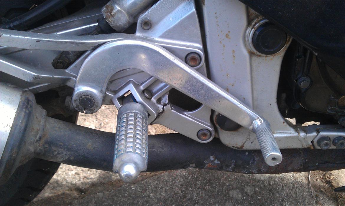 Suzuki GSX R - Det er tydeligt at den ikke er blevet behandlet pænt der er en masse små skrammer der skal laves billede 3