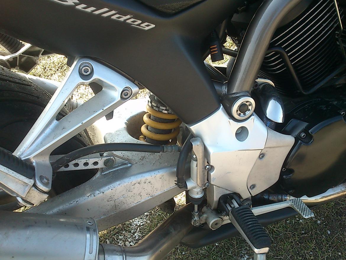 Yamaha BT1100 Bulldog - SOLGT - Fræk gul monodæmperfjeder. Bemærk  iøvrigt det lille stik til Ctek vedligholdelseslader. Kan klart anbefales. :) billede 3