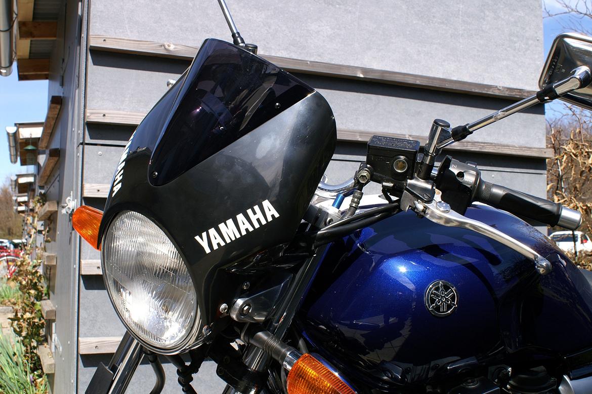 Yamaha XJR 1300 - Sporty cockpitkåbe med en mørk tonet skærm. billede 6