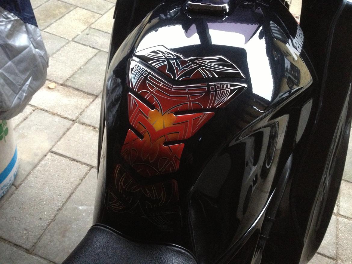 Kawasaki ER 5 - Så kom der en tankpad på  billede 14